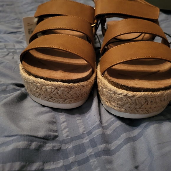 Platform Sandals - Picture 3 of 6